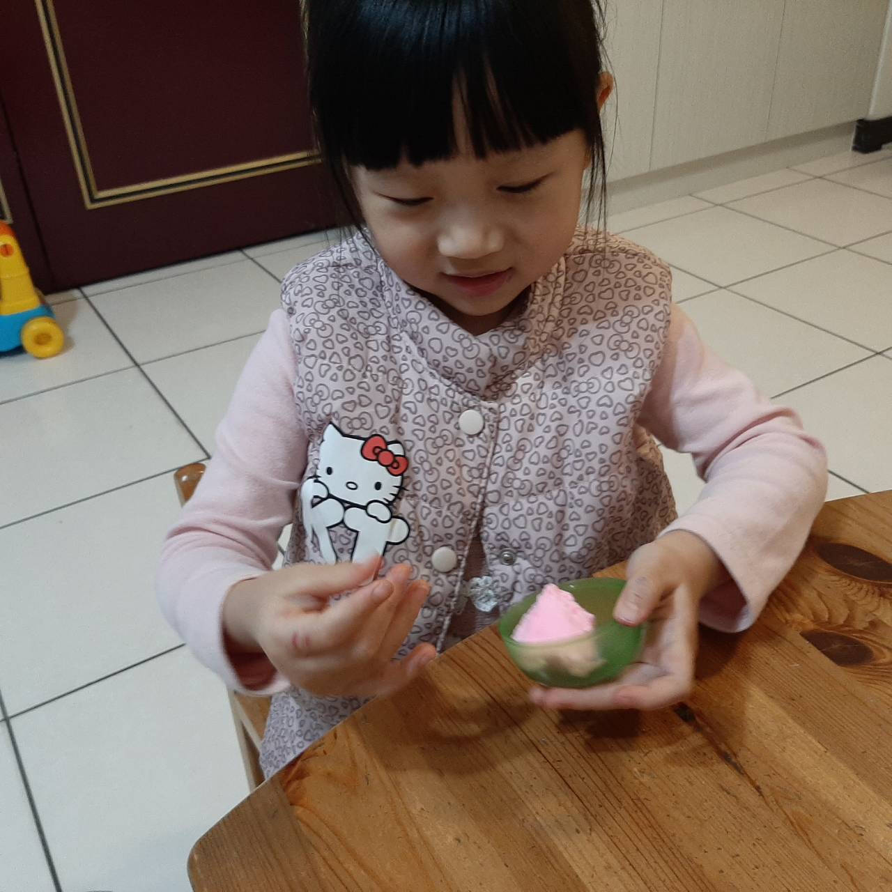 STEP 5-將黏土放入扭蛋殼內