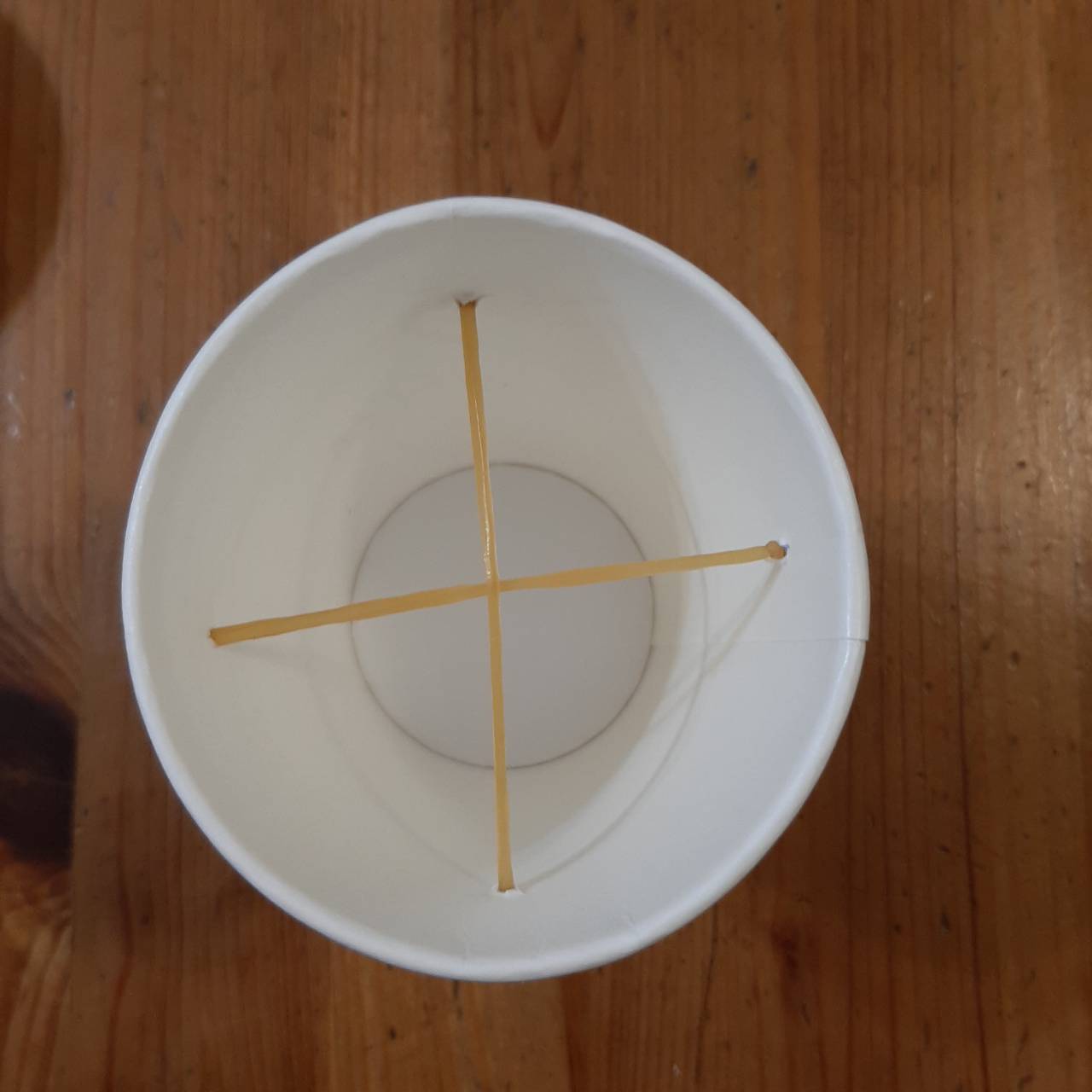 STEP5-將橡皮筋穿過紙杯並穿過對面的洞打結