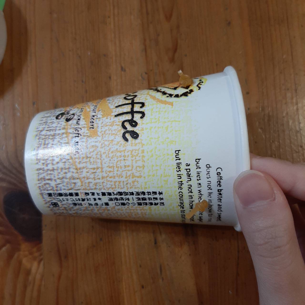 STEP4-將火箭的紙杯打四個洞,並將橡皮筋剪開穿入
