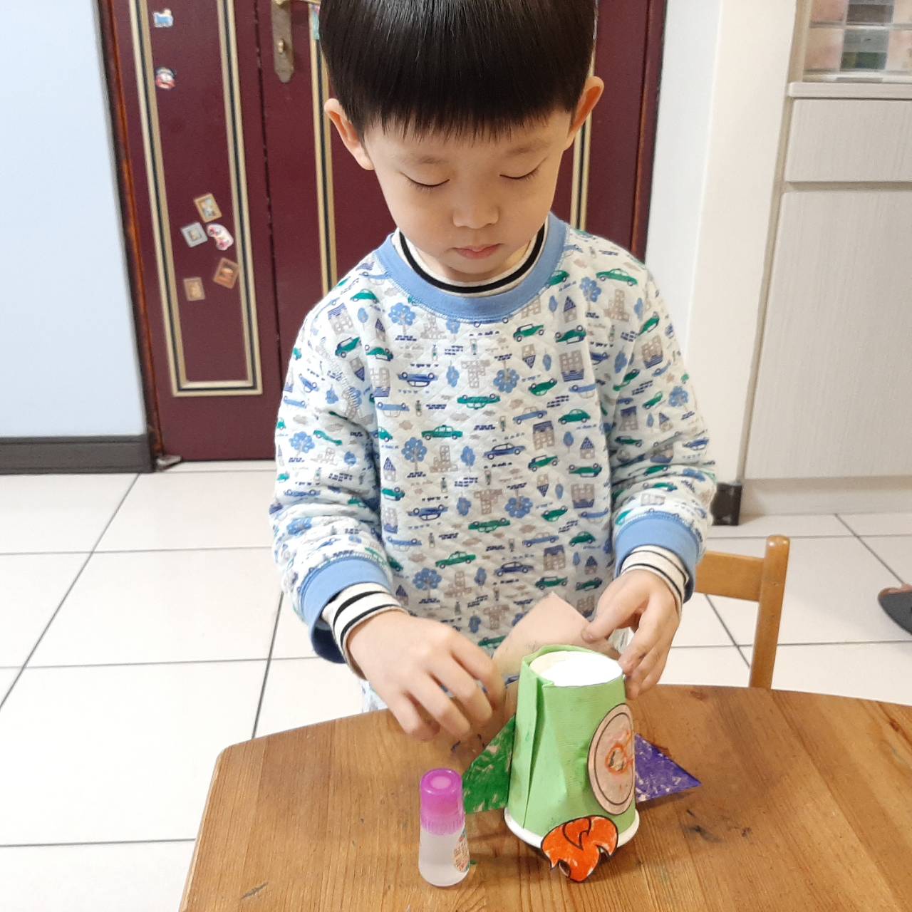 STEP 7-將模板零件黏貼於火箭上
