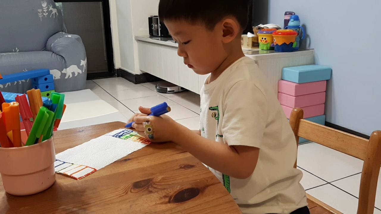 請孩子在紙巾的兩端塗上彩虹的顏色