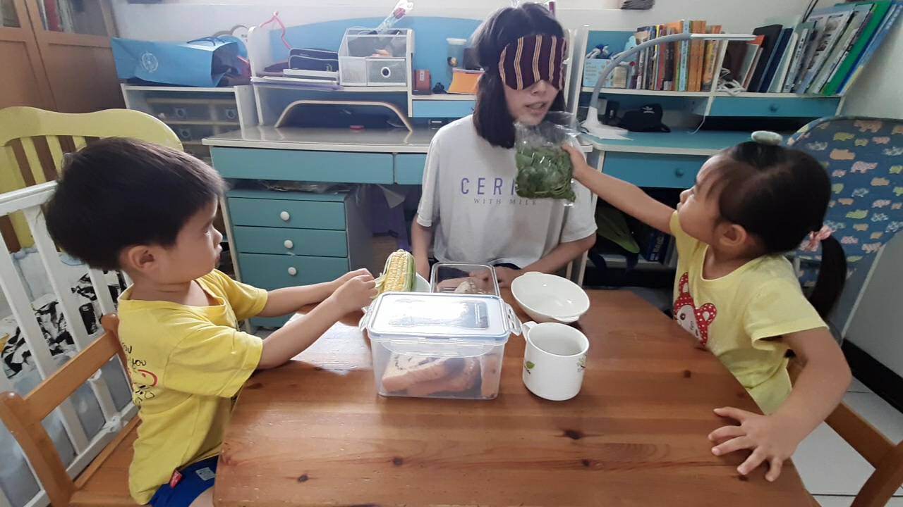 成人先用眼罩蒙住眼睛,請孩子把食物湊到鼻子前讓成人猜