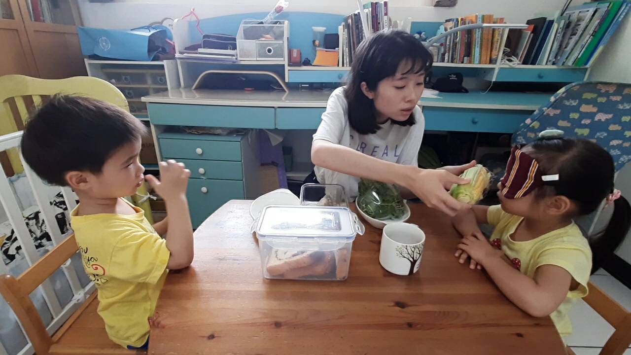 換孩子戴眼罩猜猜看